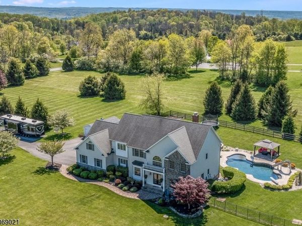 3 Berkshire Way, Holland, NJ 08848