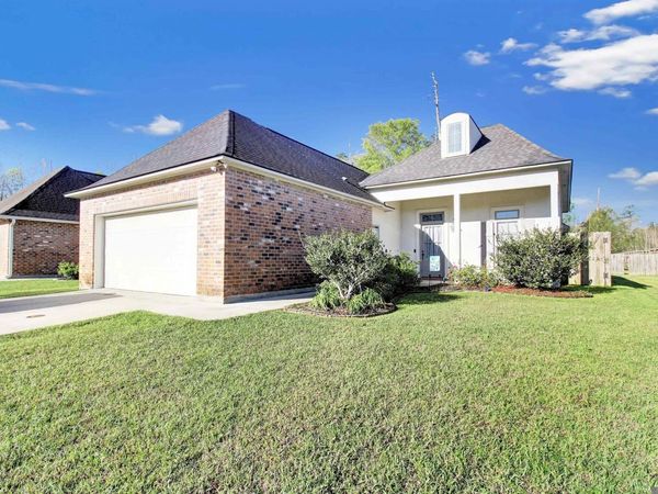 27955 Meadow Hill Ln, Denham Springs, LA 70726