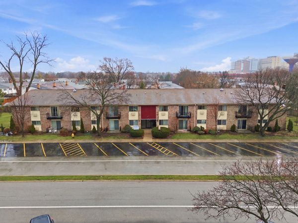 8995 Kennedy Drive N, Unit 206F, Des Plaines, IL 60016