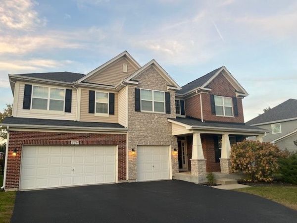 16W764 Hawthorne Court , Willowbrook, IL 60527