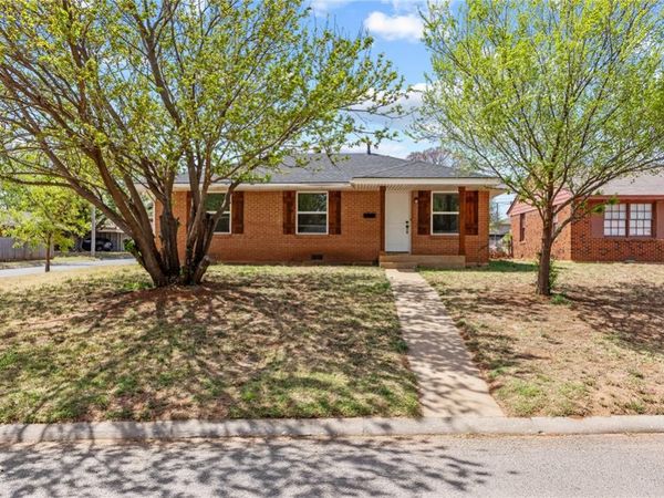 700 Santa Fe Street, Clinton, OK 73601