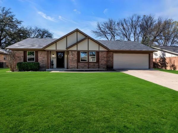 5529 Wood View Street, North Richland Hills, TX 76180