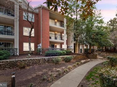 3308 WYNDHAM CIRCLE, Unit 221, ALEXANDRIA, VA 22302