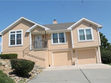 7832 N Strathbury Avenue, Kansas City, MO 64151
