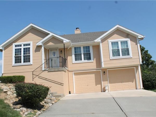 7832 N Strathbury Avenue, Kansas City, MO 64151