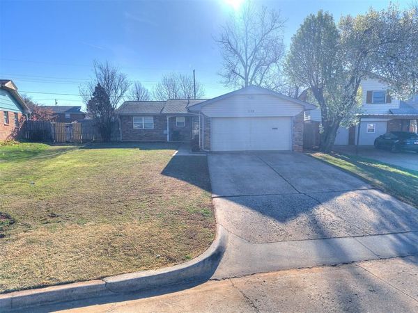 124 Oakside Drive, Moore, OK 73160