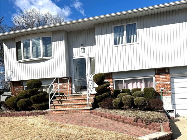 892 Pine Avenue, West Islip, NY 11795