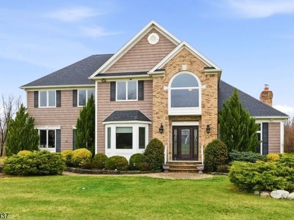 8 Spring Hunter Ct, Green, NJ 07821