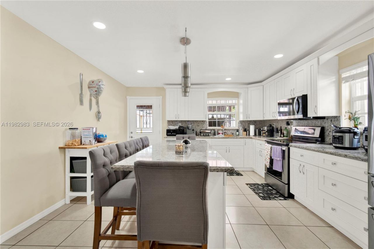 560 NW 57th Ct , Miami, FL 33126 Photo