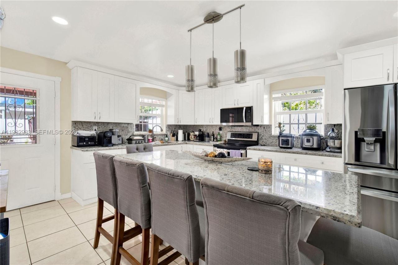 560 NW 57th Ct , Miami, FL 33126 Photo