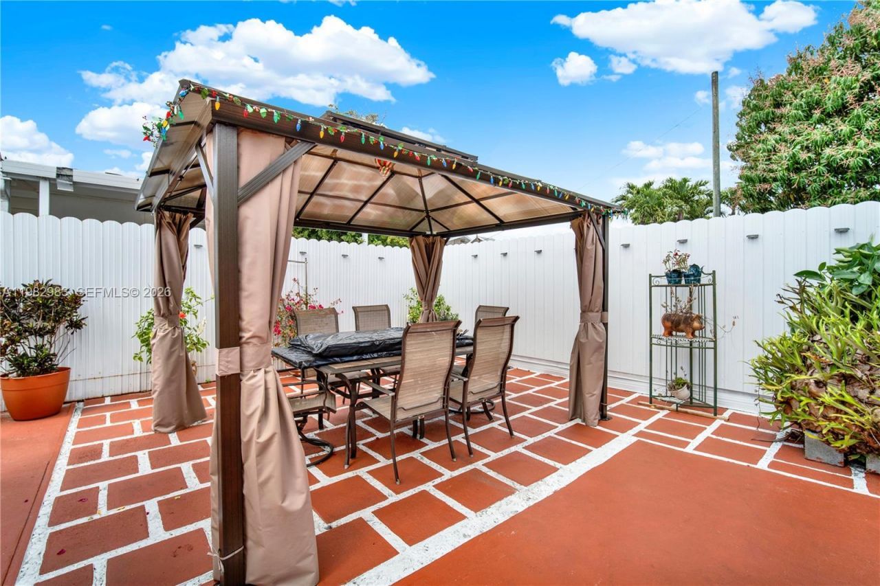 560 NW 57th Ct , Miami, FL 33126 Photo