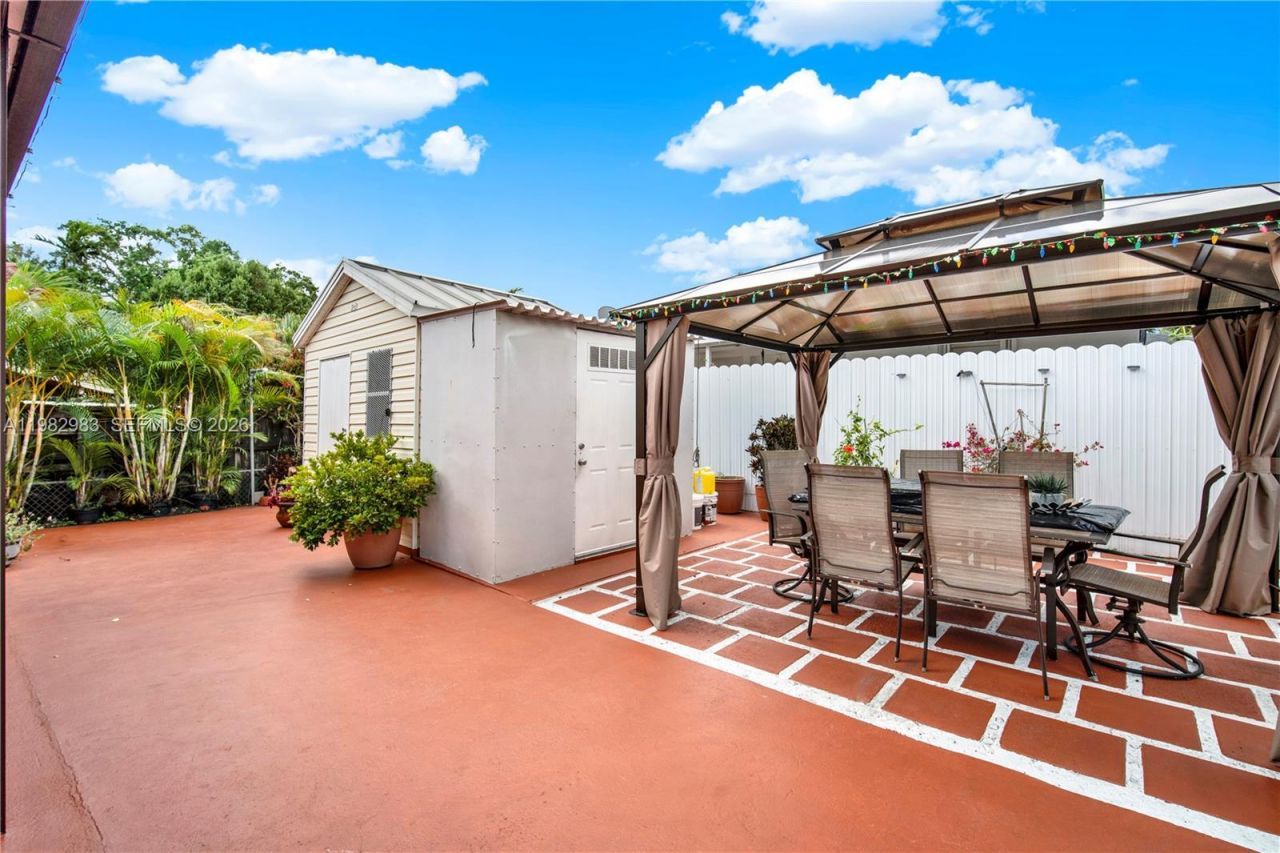 560 NW 57th Ct , Miami, FL 33126 Photo