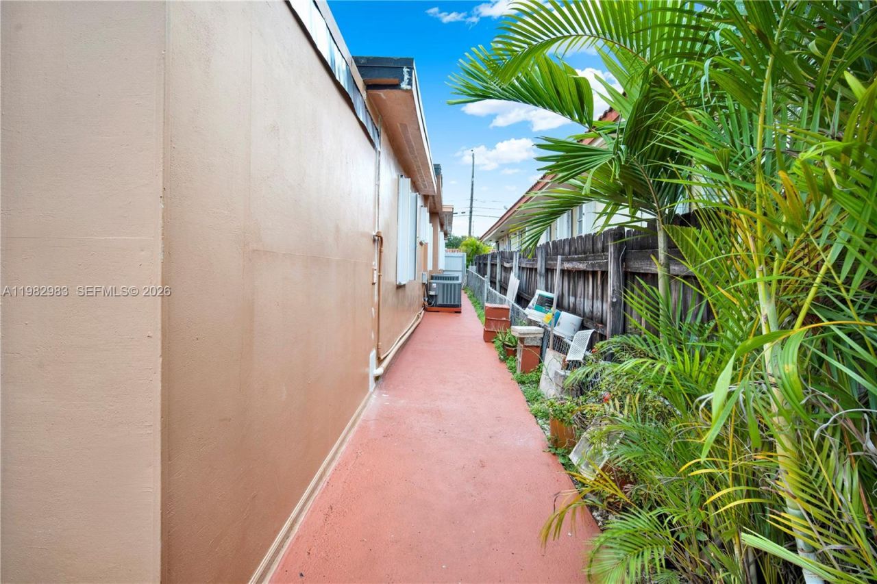 560 NW 57th Ct , Miami, FL 33126 Photo