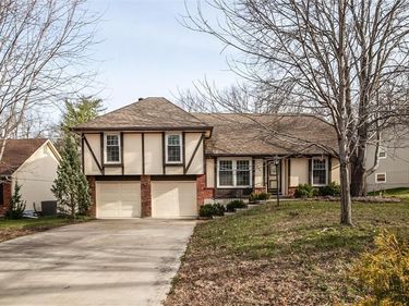 10106 NW Mirror Lake Drive, Kansas City, MO 64152