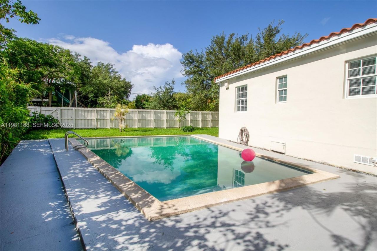 2727 Calusa St , Miami, FL 33133 Photo