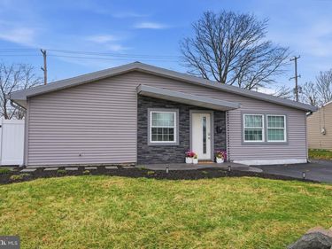 21 BORDER ROCK ROAD, LEVITTOWN, PA 19057