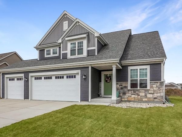 1390 Foxwood PASS, Oconomowoc, WI 53066