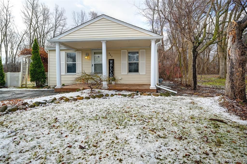 969 Dunreath Street, Wolverine Lake Vlg, MI 48390 Main Photo