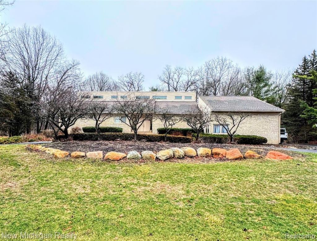 3989 S Shore Drive, Commerce Township, MI 48382 Main Photo