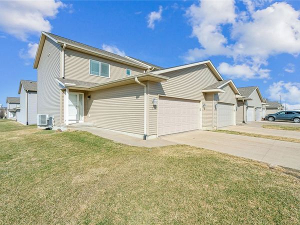 67 Woodstone SW, Cedar Rapids, IA 52404