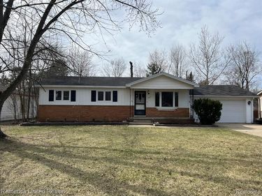 2615 Roselawn Street, Wolverine Lake Vlg, MI 48390