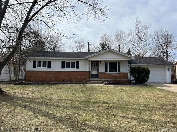 2615 Roselawn Street, Wolverine Lake Vlg, MI 48390