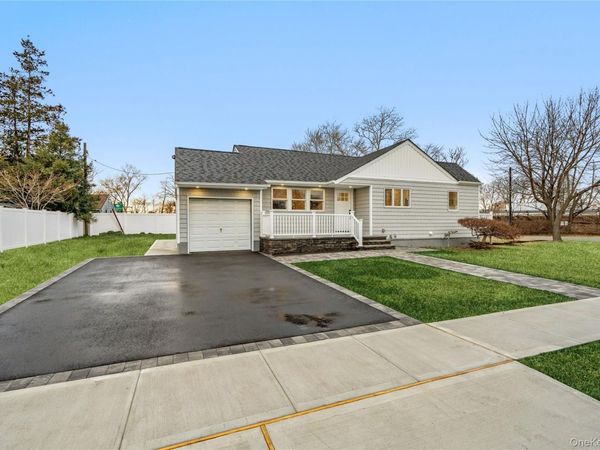 2 Mohegan Drive , Massapequa, NY 11758