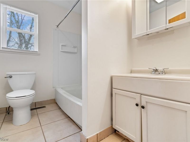 732 Vernon Odom Boulevard, Akron, OH 44307 Photo 12