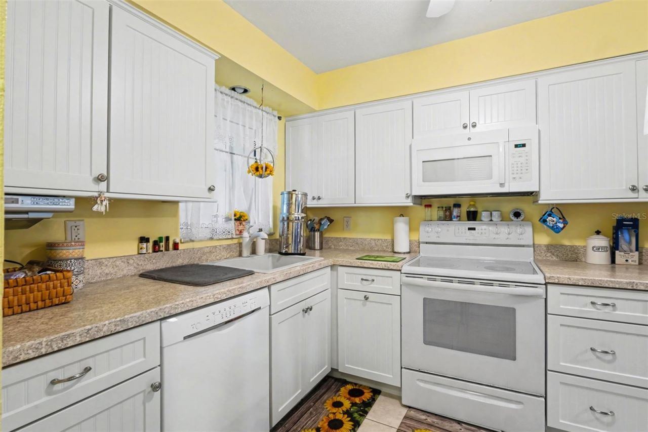 1327 Glendale Circle W, Unit 218, Sarasota, FL 34232 Photo