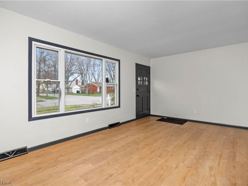 897 Livermore Lane, Elyria, OH 44035 Photo 2