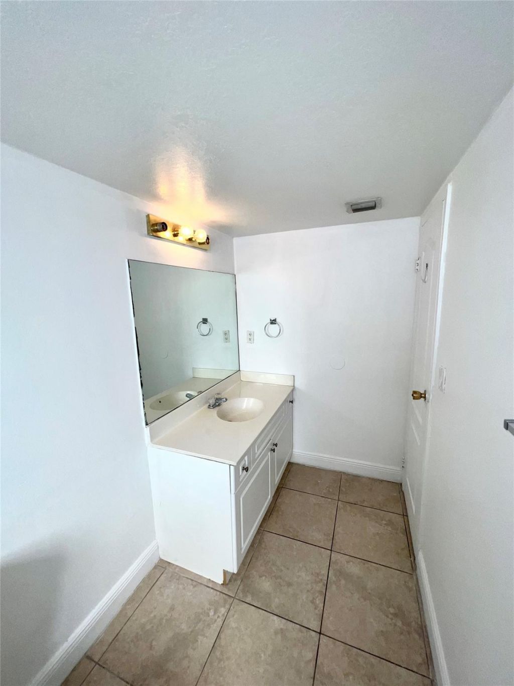 5221 Geneva Way, Unit 208, Doral, FL 33166 Photo