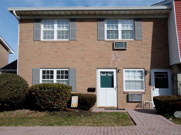 18 Springwood Drive, Unit A, North Babylon, NY 11703