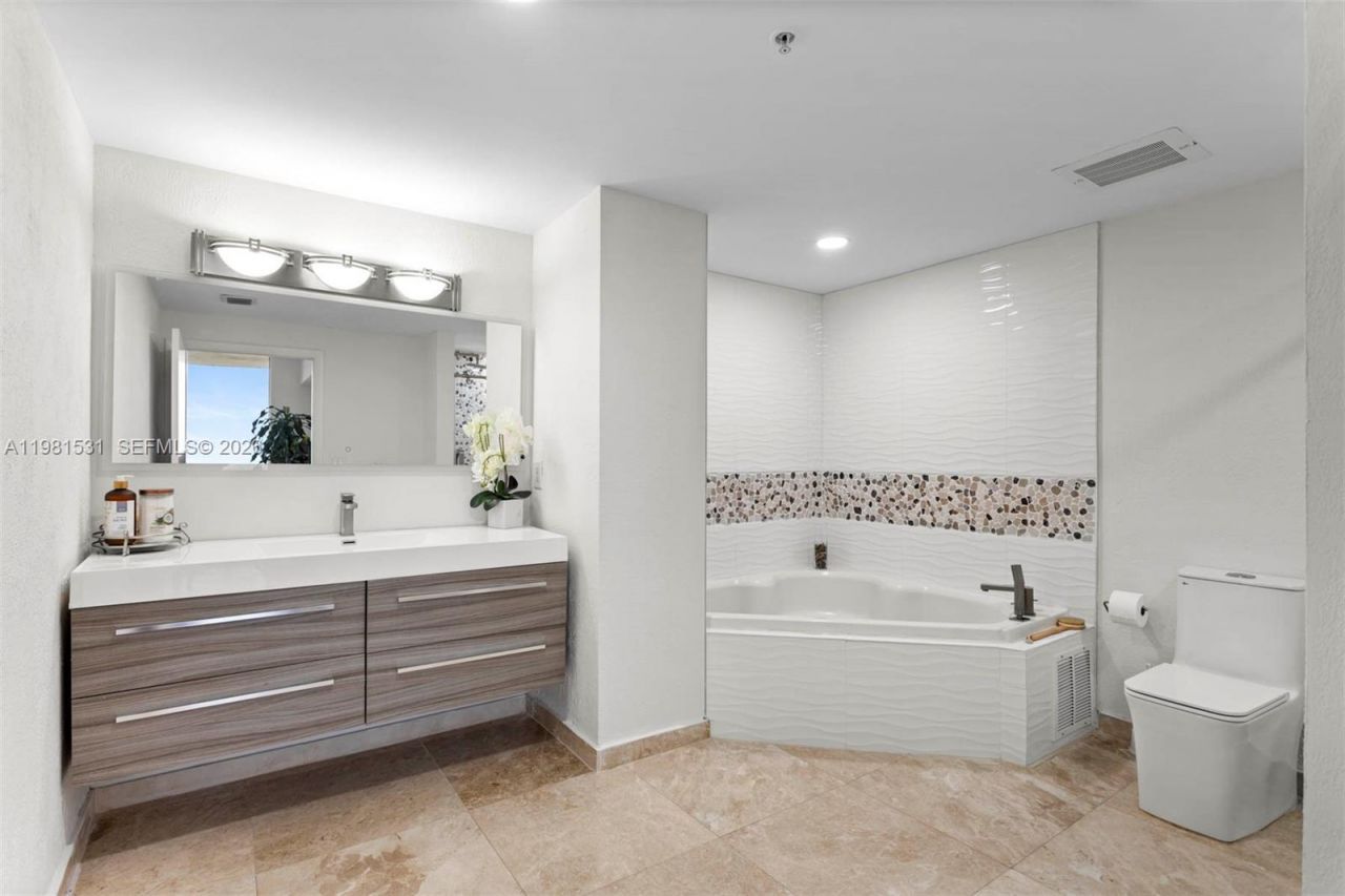 3232 SW 22nd Ter , Unit PH 2002, Miami, FL 33145 Photo