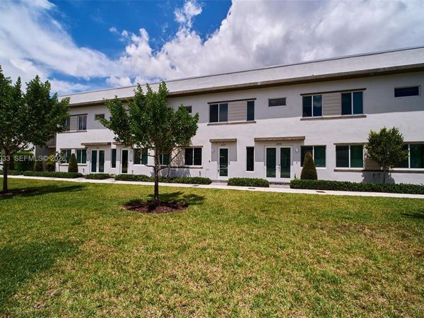 10447 NW 66th St , Doral, FL 33178