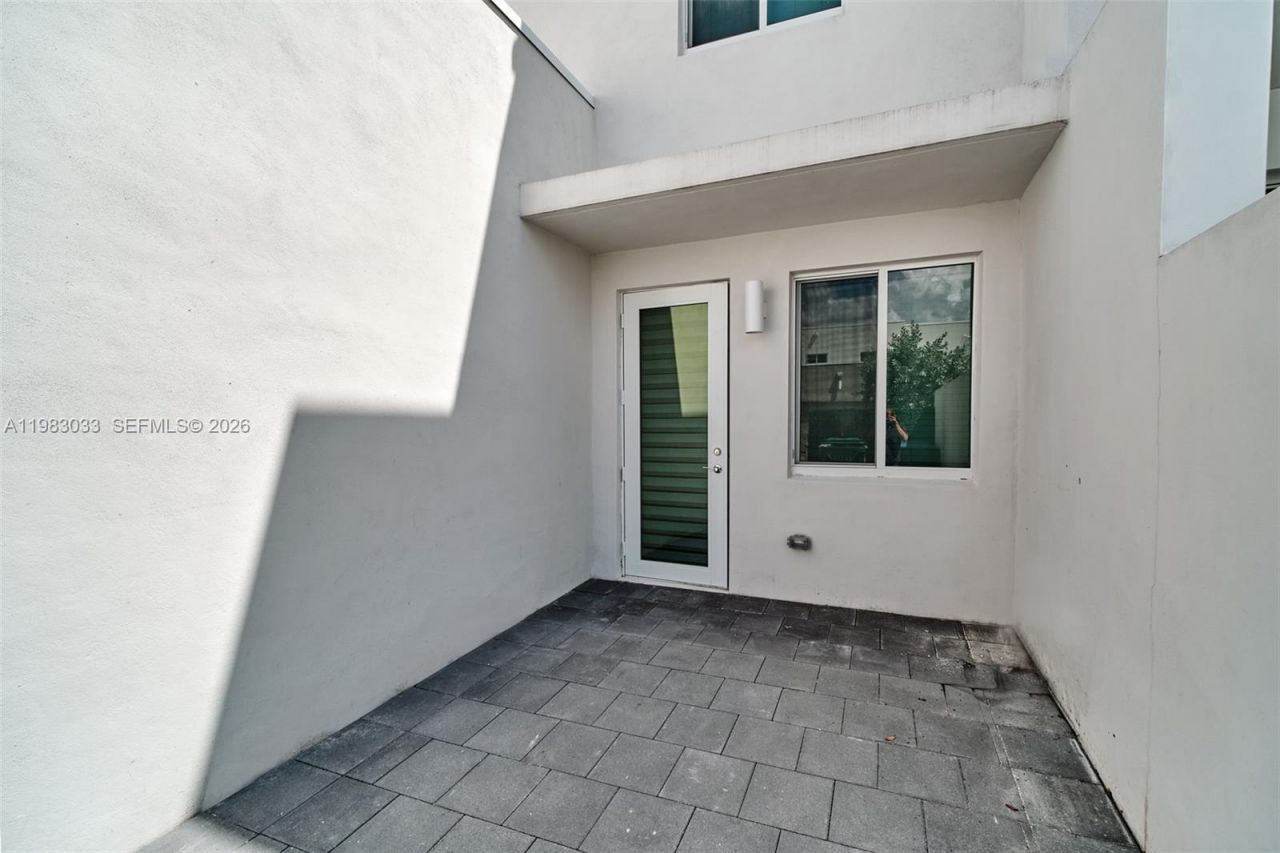 10447 NW 66th St , Doral, FL 33178 Photo