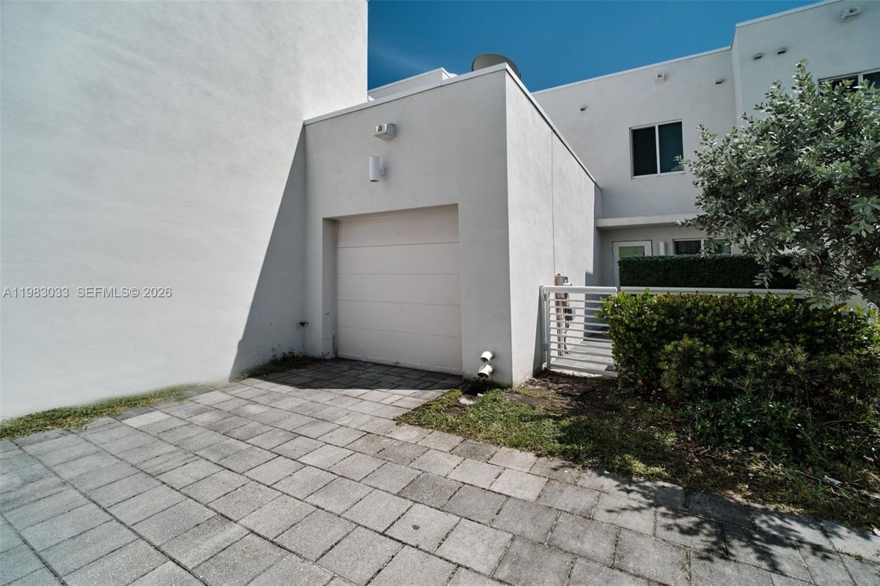 10447 NW 66th St , Doral, FL 33178 Photo