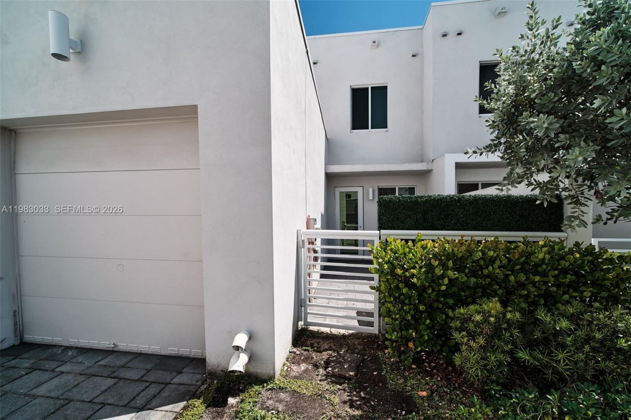 10447 NW 66th St , Doral, FL 33178 Photo