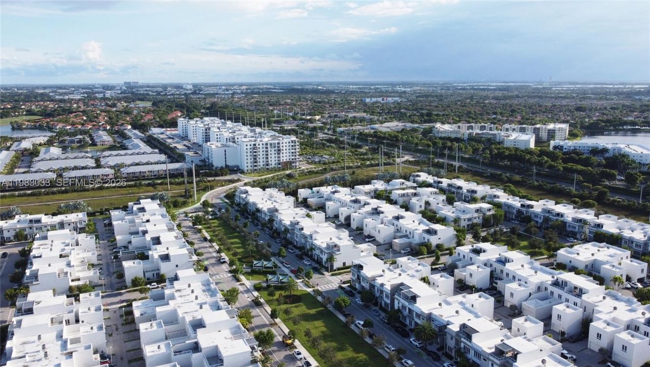 10447 NW 66th St , Doral, FL 33178 Photo