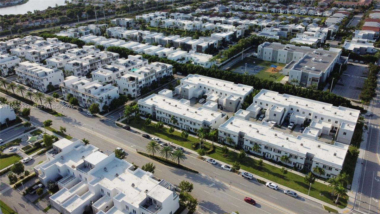 10447 NW 66th St , Doral, FL 33178 Photo