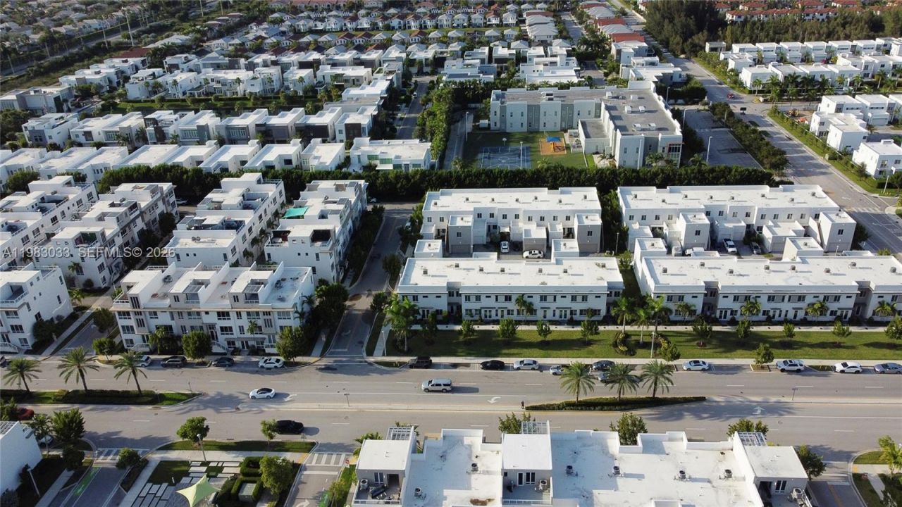 10447 NW 66th St , Doral, FL 33178 Photo