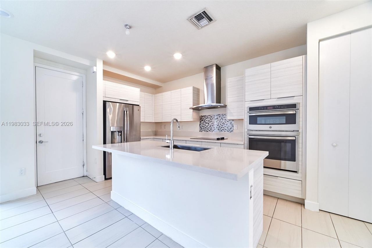 10447 NW 66th St , Doral, FL 33178 Photo