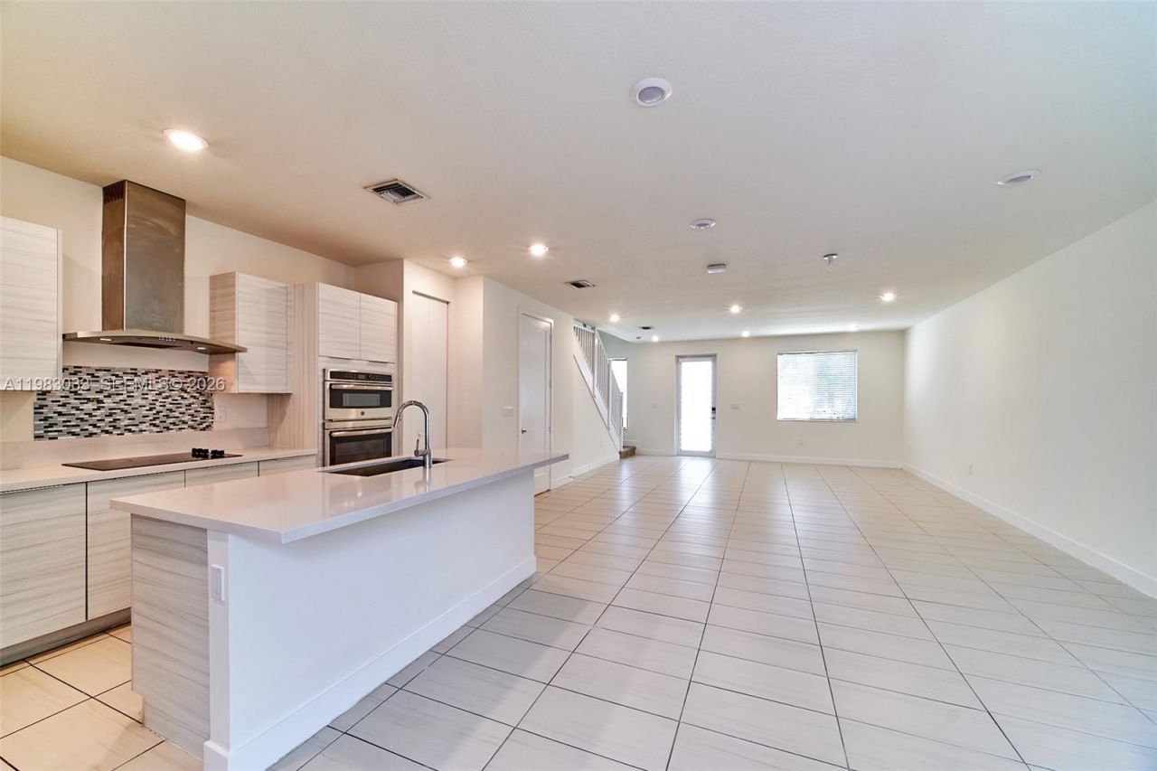 10447 NW 66th St , Doral, FL 33178 Photo