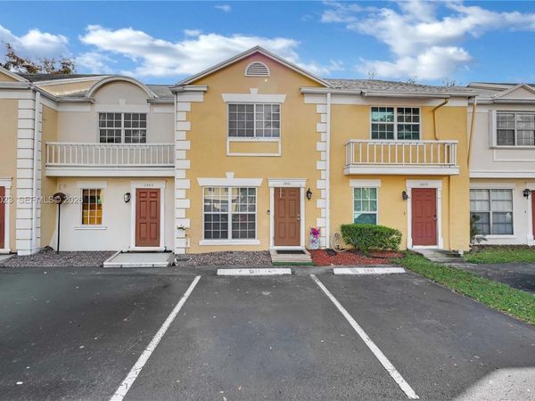 2881 S Cambridge Ln, Cooper City, FL 33026