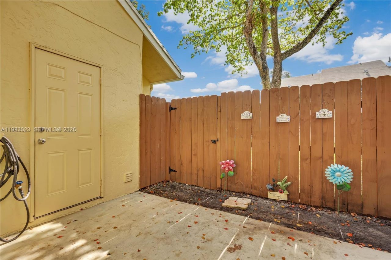 2881 S Cambridge Ln, Cooper City, FL 33026 Photo