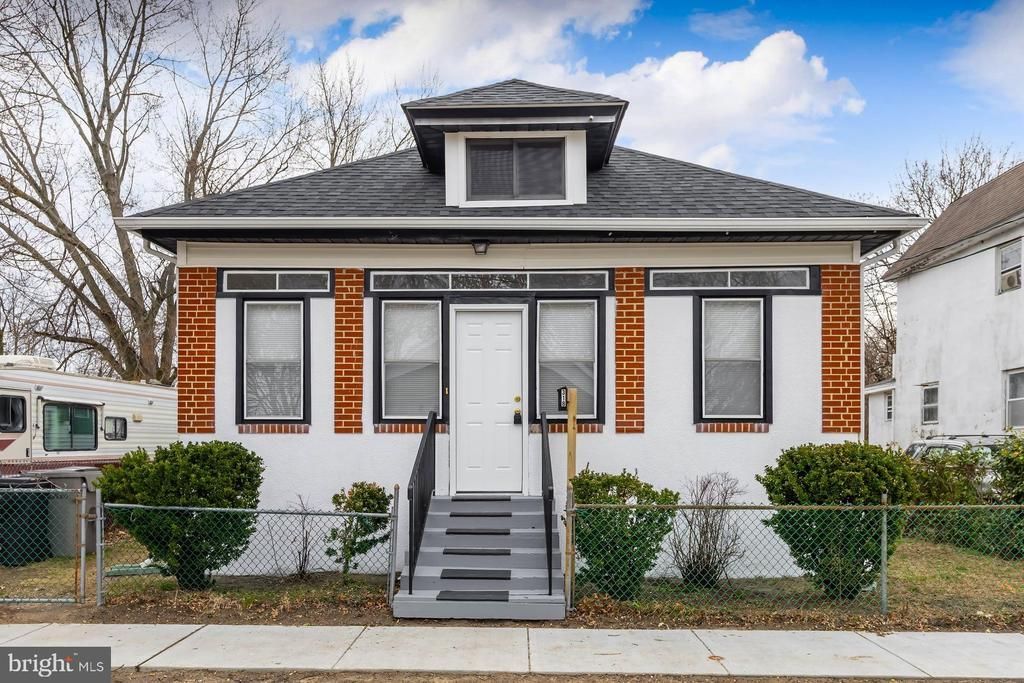 318 W Buck Street, Paulsboro, NJ 08066 Main Photo