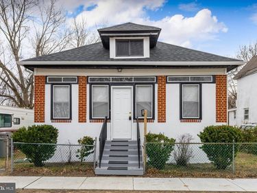 318 W BUCK STREET, PAULSBORO, NJ 08066