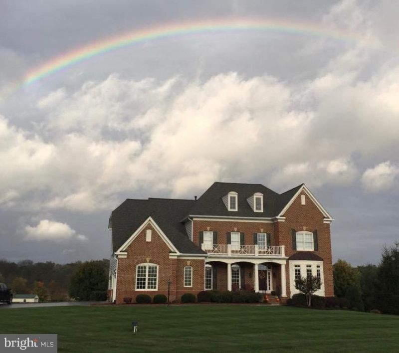 35550 W Greyfriar Drive, Round Hill, VA 20141 Main Photo