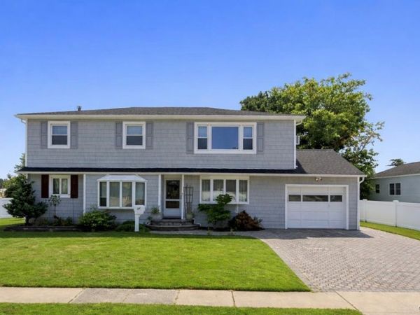 30 Poplar Avenue , Farmingdale, NY 11735