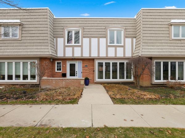 1475 Avignon Court, Highland Park, IL 60035