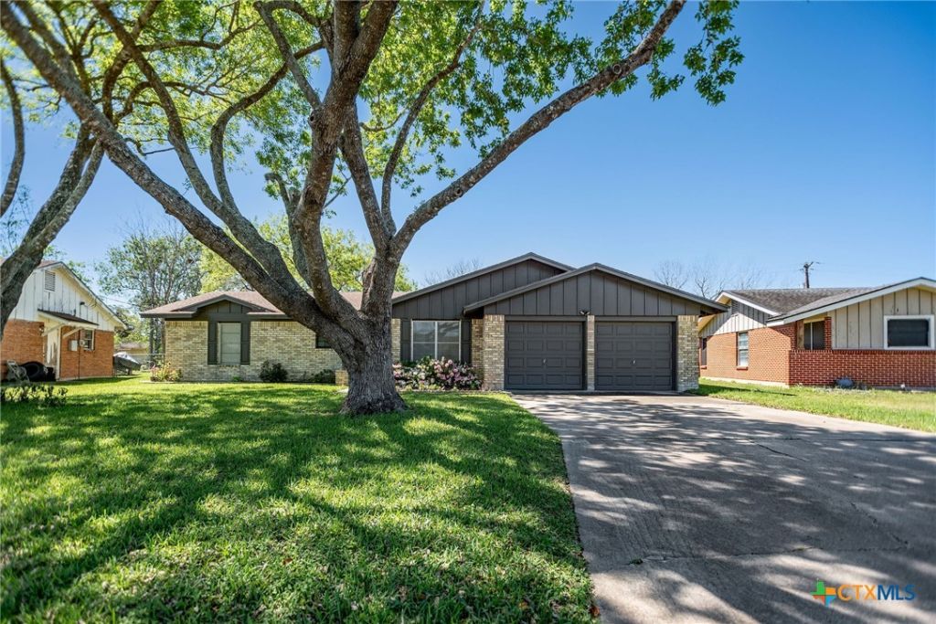 525 Travis Street, Port Lavaca, TX 77979 Main Photo